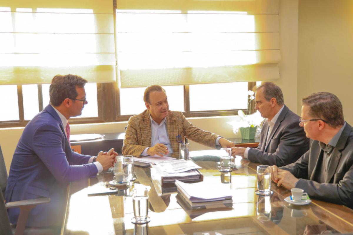 Prefeito Helinho Zanatta em reunião com o secretário estadual de Saúde, Eleuses Paiva.