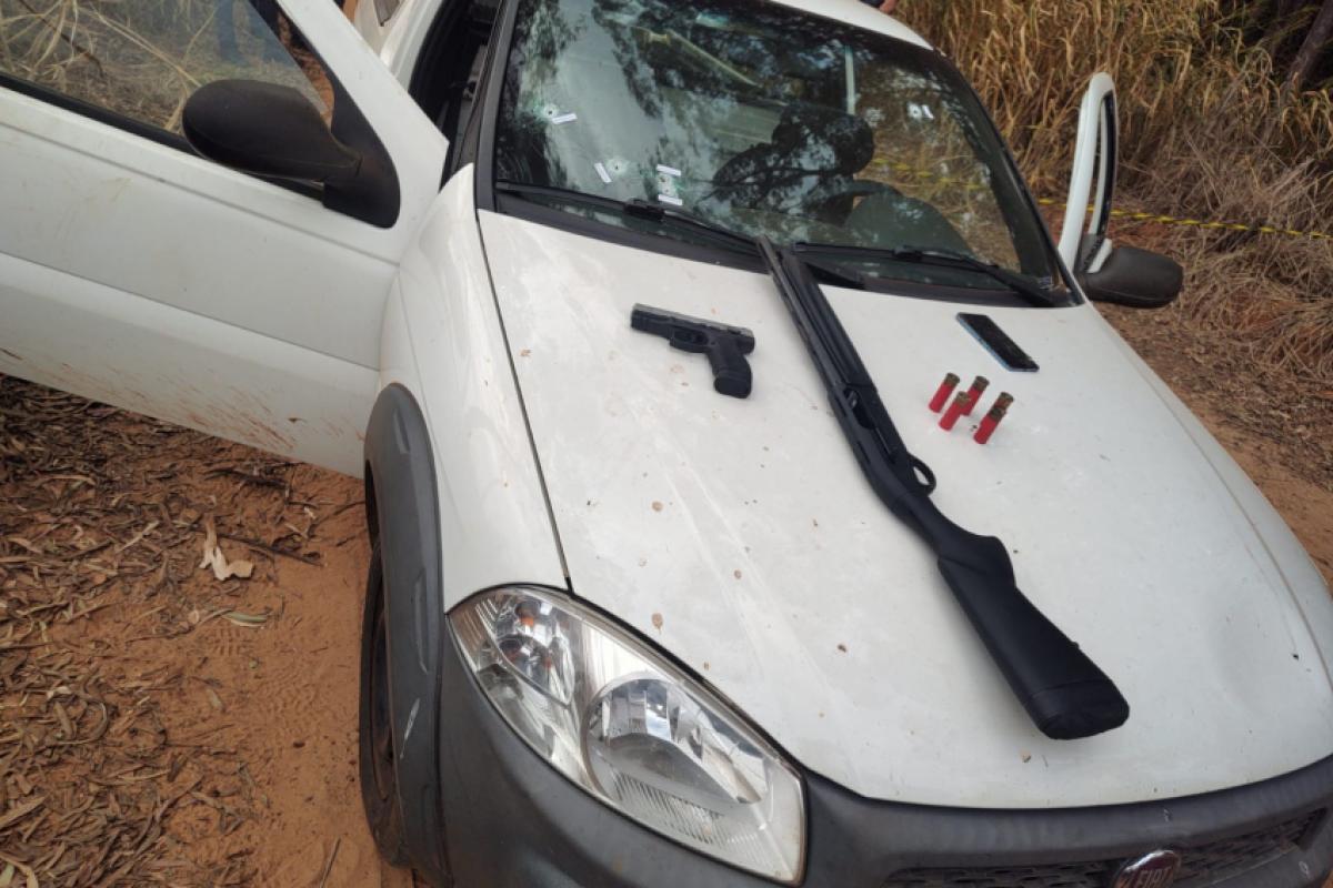 Armas de fogo apreendidas com o ocupante da picape, segundo o boletim de ocorrência