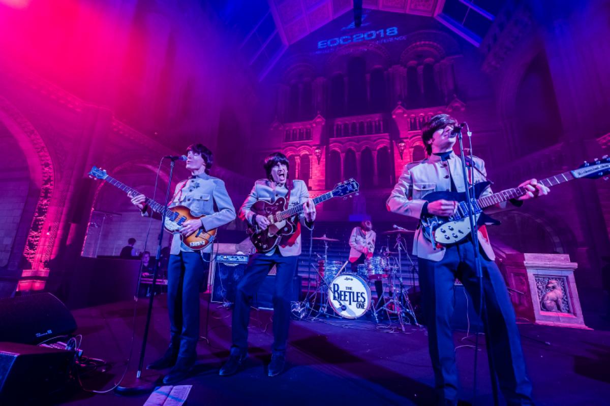 Banda cover dos Beatles recria sons, figurinos e instrumentos idênticos aos originais dos anos 1960.