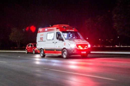 Vítima foi socorrida ao pronto-socorro e polícia investiga autoria e motivação do crime