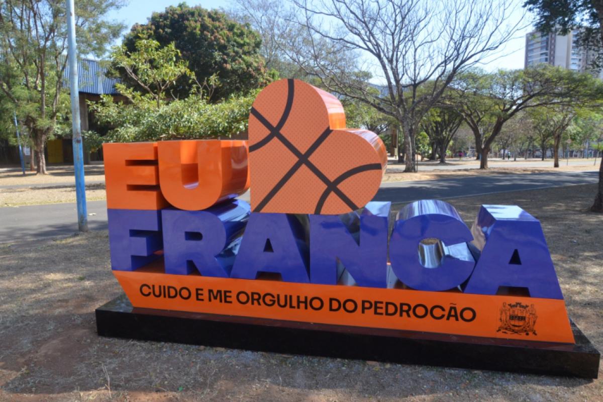 Totem em homenagem ao ginásio Pedrocão