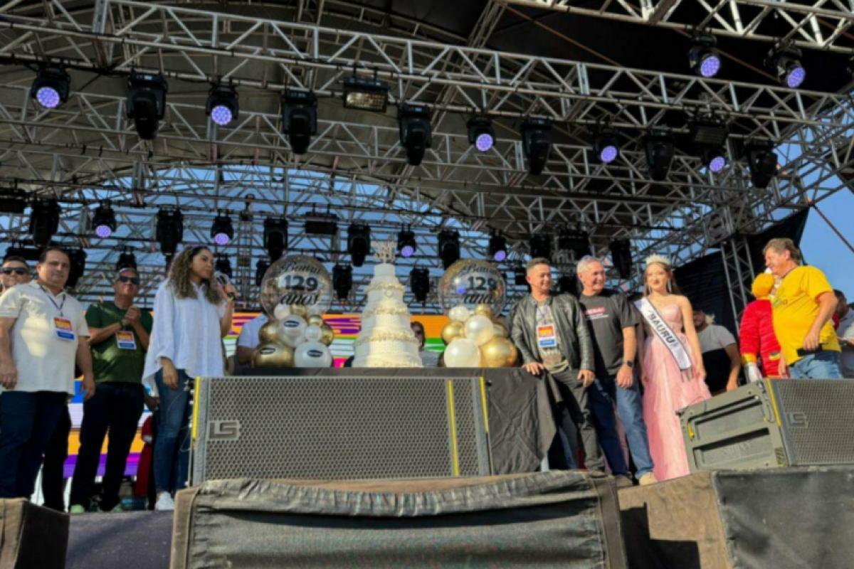 Prefeita Suéllen Rosim (PSD) e outras autoridades cantaram o tradicional 'Parabéns a você'