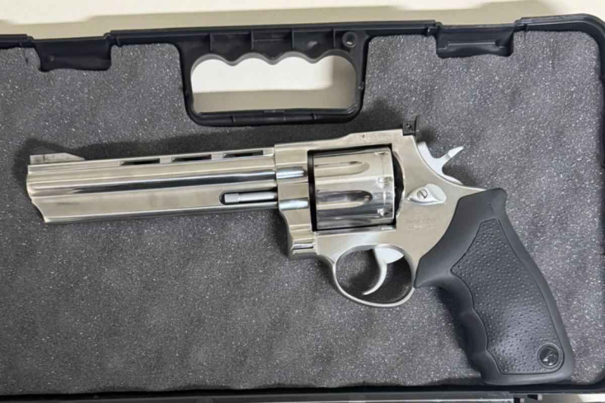 O padrasto usou uma arma de fogo .357 para ameaçar o enteado.