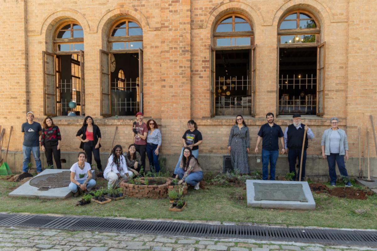 Além da palestra, grupo plantou 15 pés de café e novas ervas aromáticas em frente ao Museu dos Ferroviários