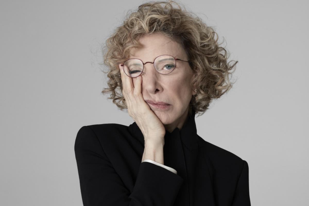 No palco de Piracicaba, Marília Gabriela vive “A Última Entrevista”.