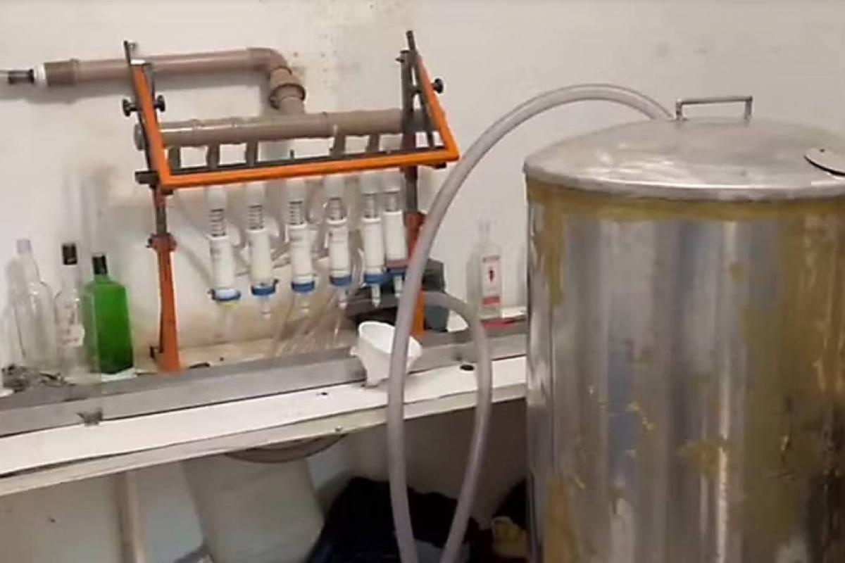 Uma fábrica clandestina foi fechada e teve apreendidos cerca 17,7 mil itens utilizados na adulteração das bebidas