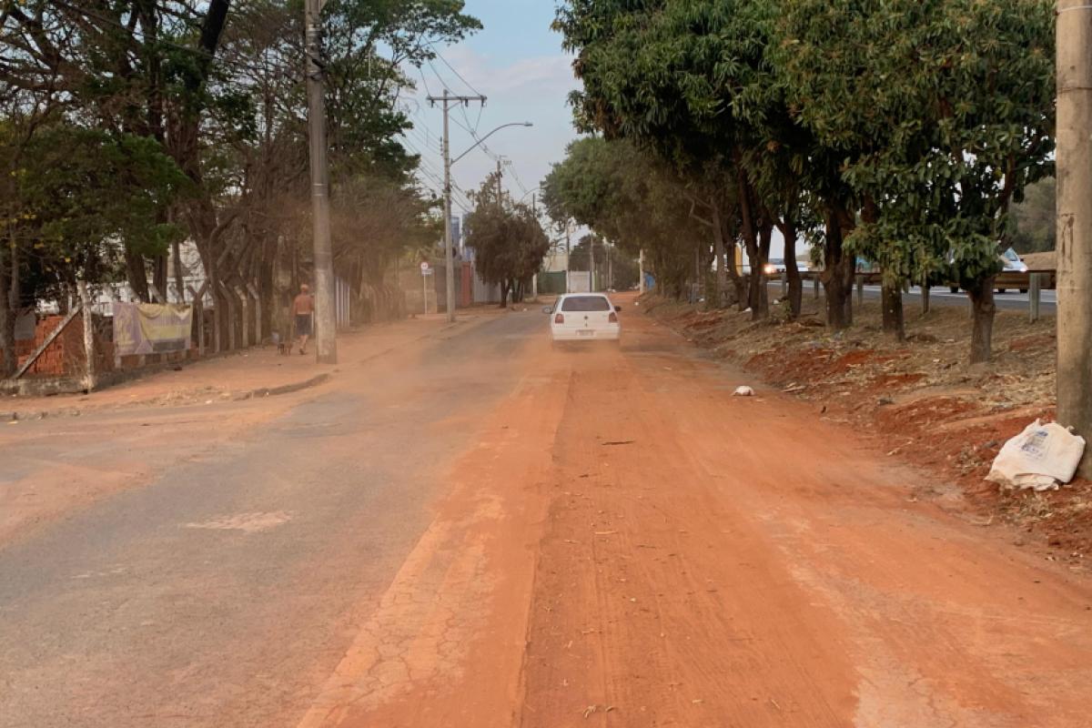 A via está com diversos trechos abertos, com acúmulo de terra exposta. A movimentação de veículos levanta muita poeira, que tem invadido o interior das casas