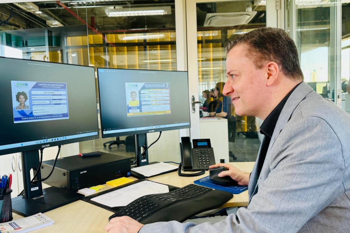 O vice-prefeito e secretário de Saúde , dr. Sergio Pacheco, verifica os modelos de carteira 