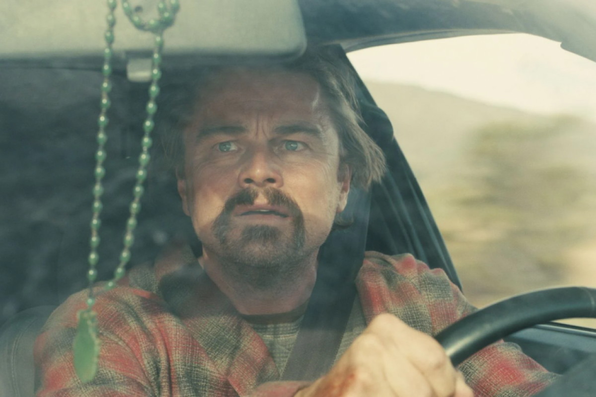 Leonardo DiCaprio retorna às telonas em Uma Batalha Após a Outra, vivendo um ex-revolucionário que encara seu passado sombrio para salvar a filha sequestrada.