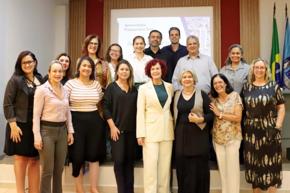 Grupo Mulheres do Brasil; ao fundo, diretores da Acif e do GCN