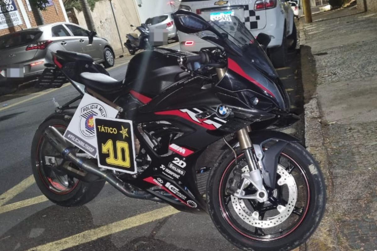 O homem foi preso e a motocicleta apreendida pela Polícia Militar. 