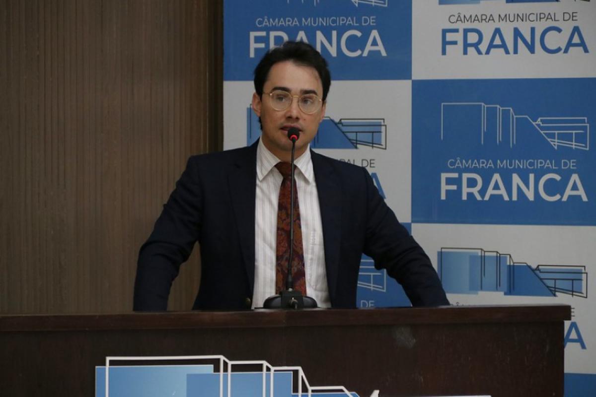 Advogado Pedro Lemos, durante o uso da tribuna