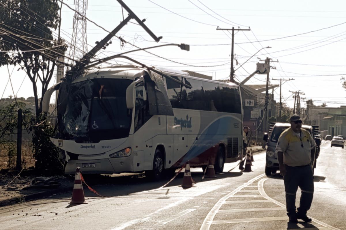 A porta travou e os quatro passageiros ficaram presos no veículo. 