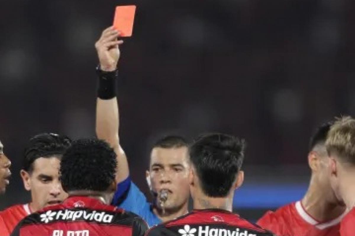 Árbitro expulsa Plata durante Flamengo e Estudiantes pela Libertadores