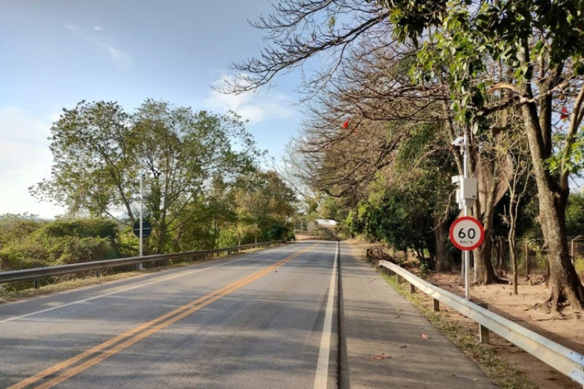 Novo radar de fiscalização eletrônica instalado na altura do km 449,9, no município de Pedregulho