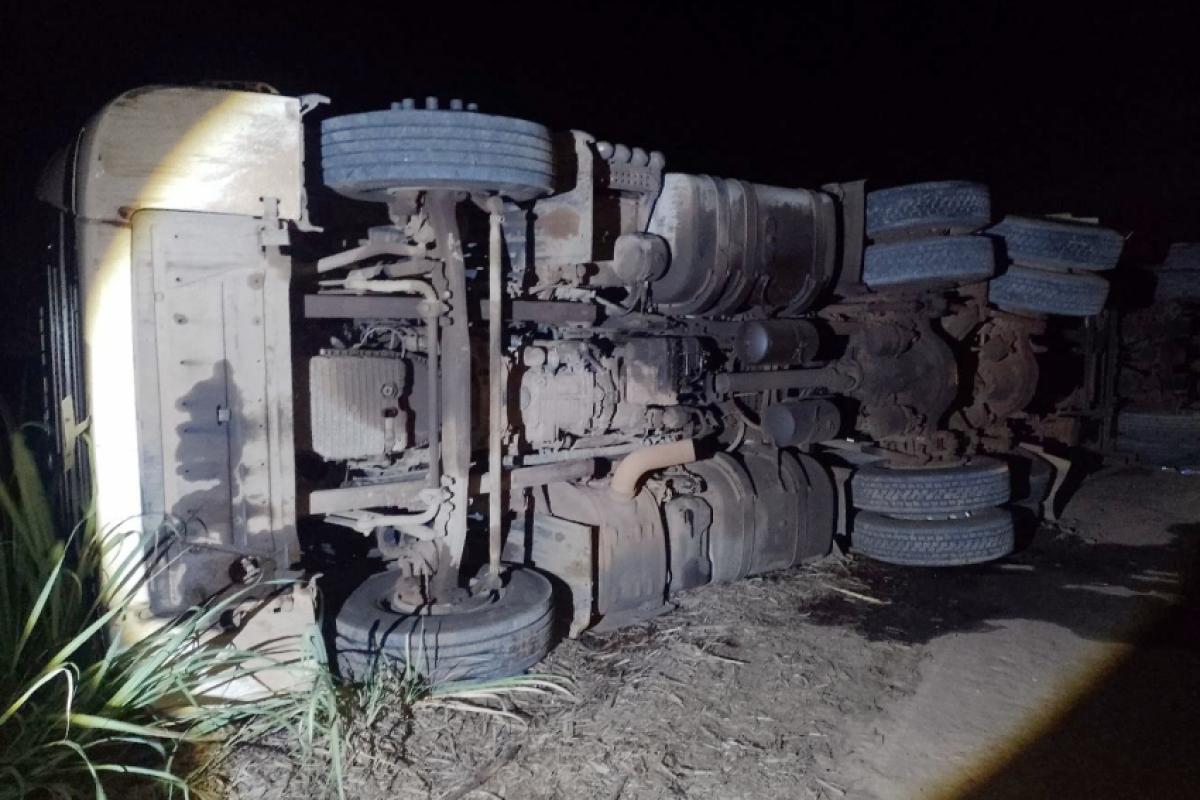 Após um manobra errada, o ladrão tomou a carreta em uma área de canavial. 