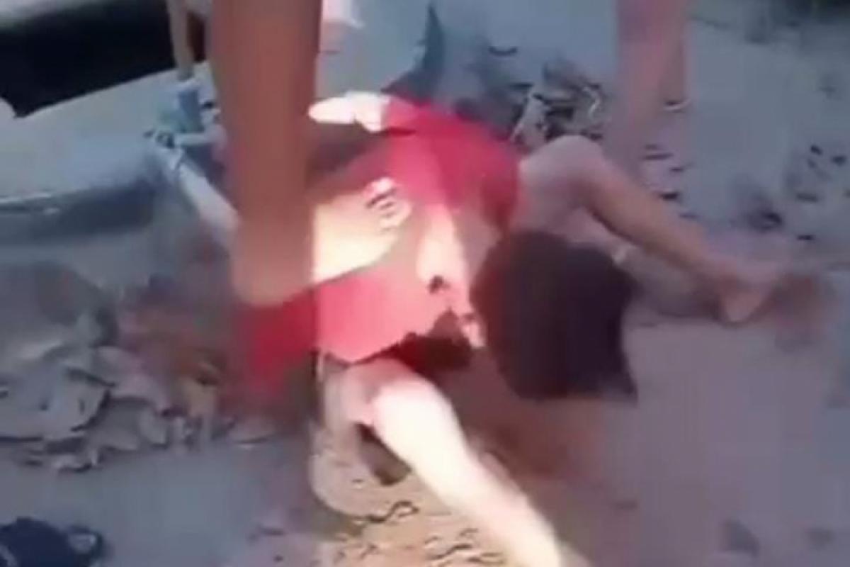 O menino grita de dor enquanto é espancado pelos adolescentes