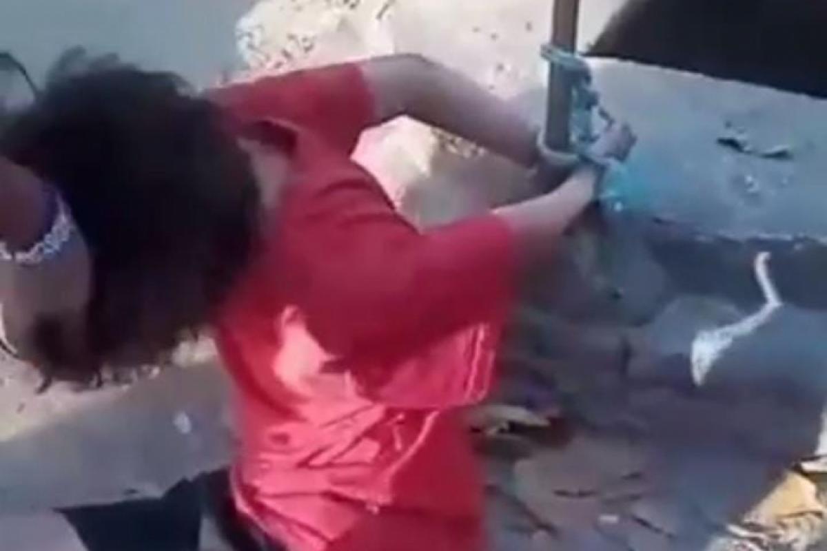 A criança de 11 anos foi amarrada a um cano e apanhou das adolescentes