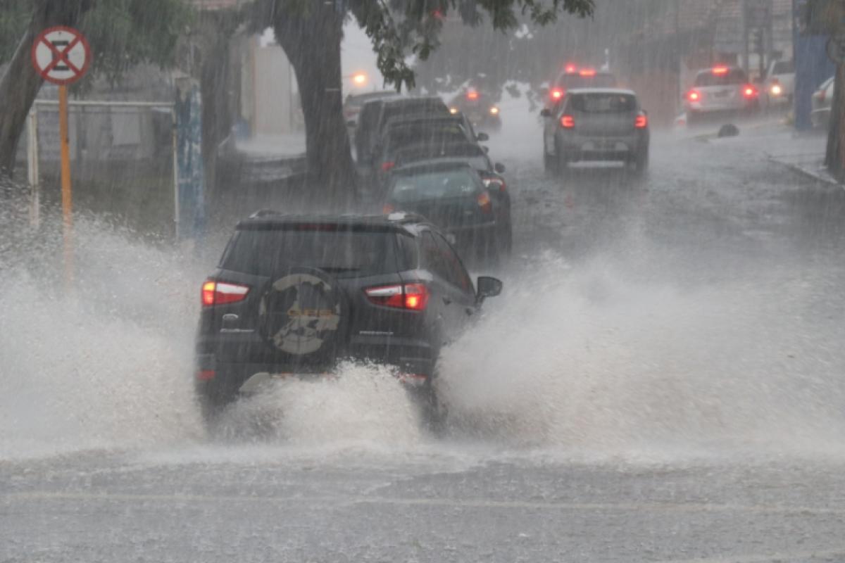 Chegada de nova frente fria deve mudar as condições do tempo neste domingo e na segunda-feira