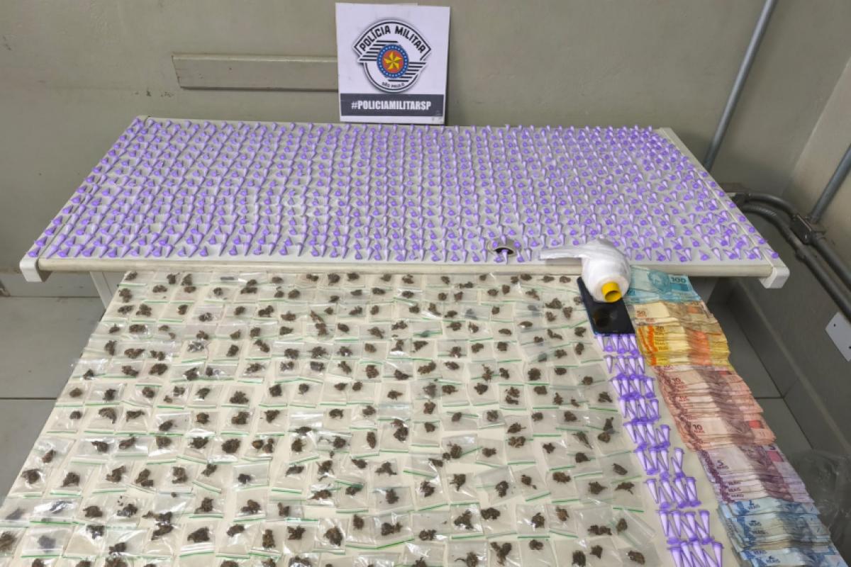 As drogas foram apreendidas e apresentadas na delegacia. 