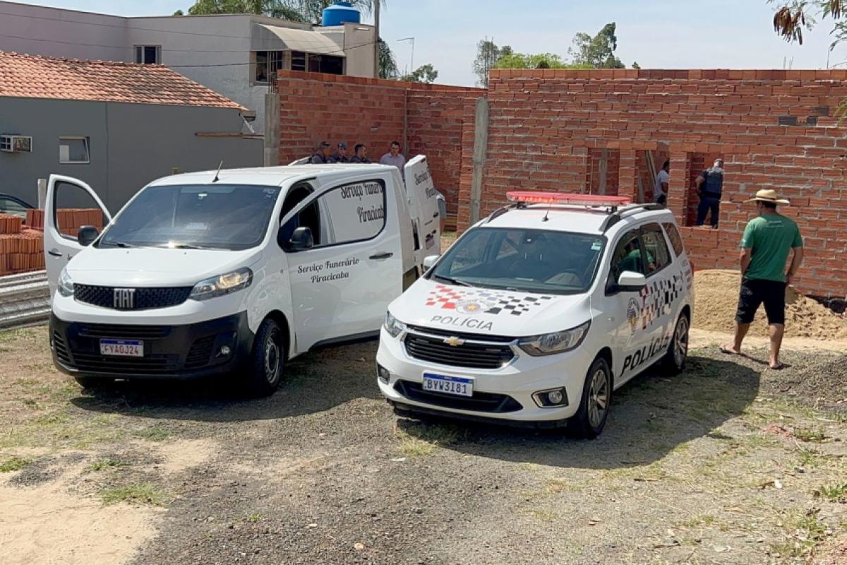 O corpo foi encontrado dentro de uma construção, com dois ferimentos por arma de fogo. 