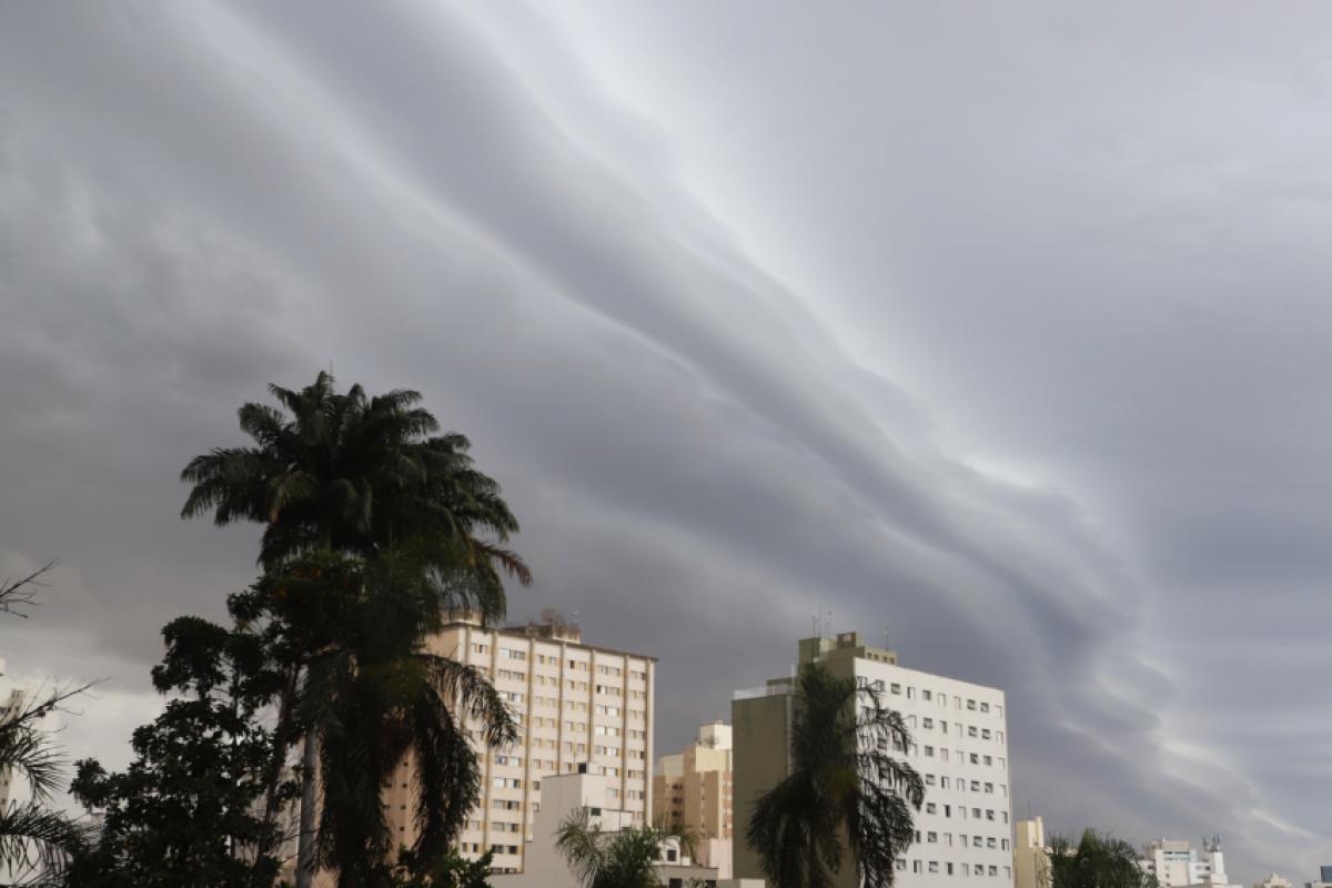 O fim de semana será marcado por calor intenso em Campinas, mas uma frente fria chega na segunda-feira (22) trazendo chuva forte e queda de temperatura.