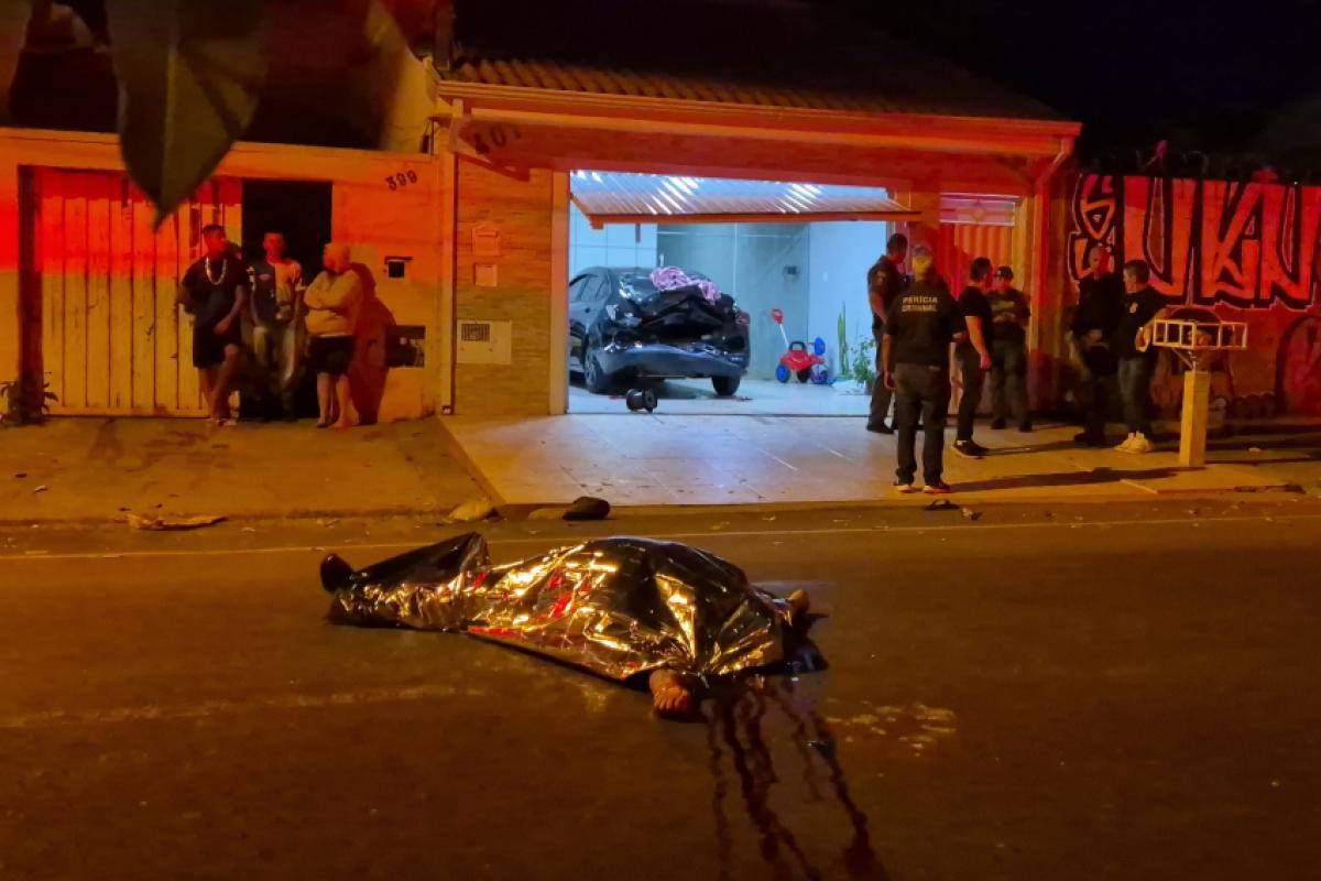 Corpo do homem morto caído no chão 