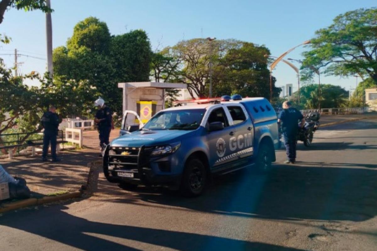 Momento em que agentes realizavam abordagem na área central; ação integra a Operação Caminho Livre em Birigui