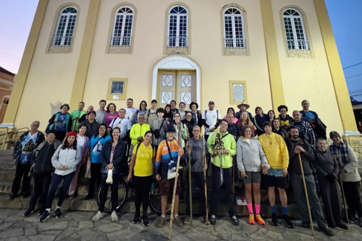 Peregrinos em frente à Matriz de Santa Branca