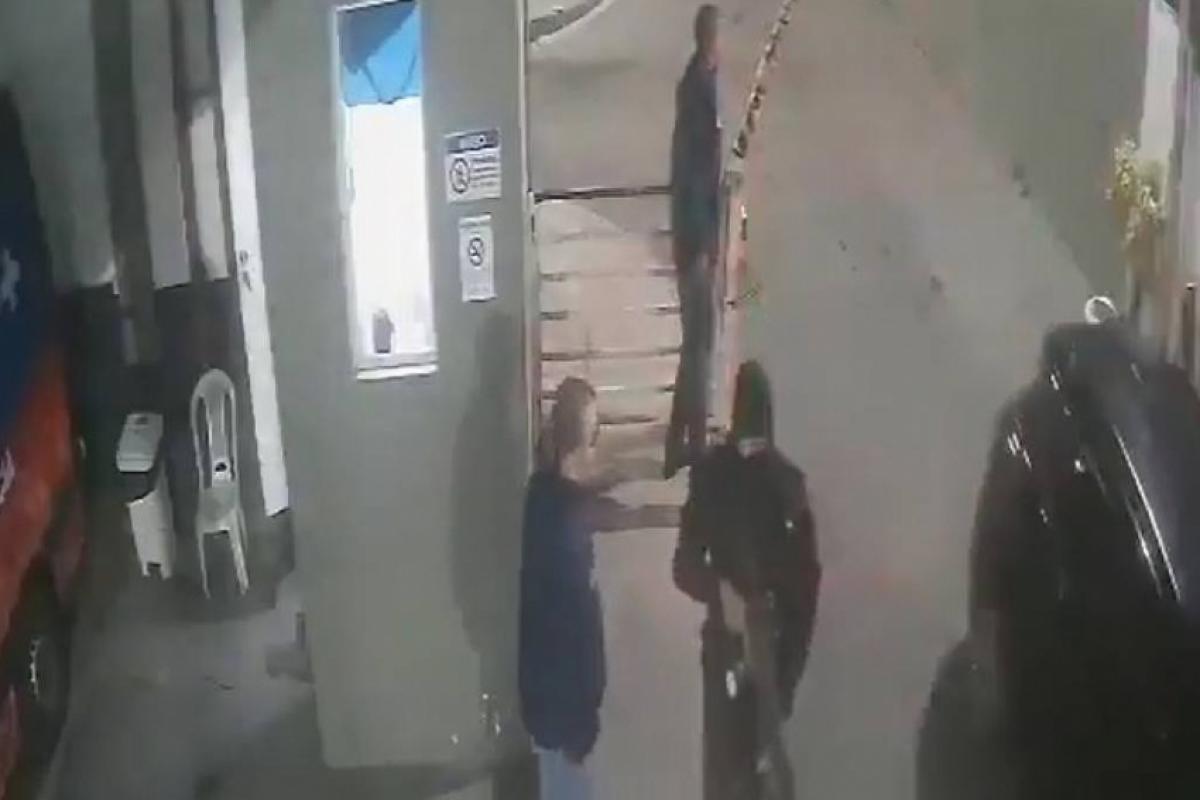 Câmeras de segurança de diferentes pontos do hospital mostram que homens entraram pela cancela da garagem