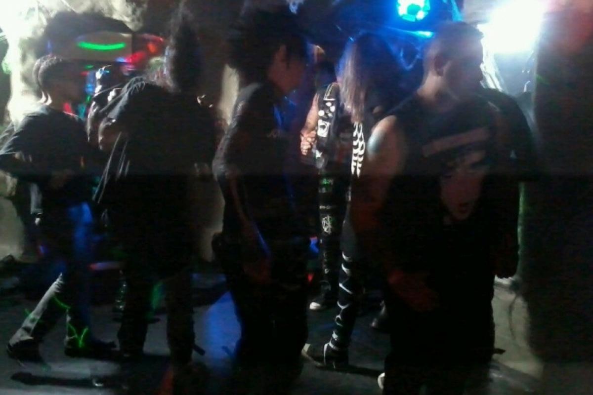 Público na boate gay La Cueva