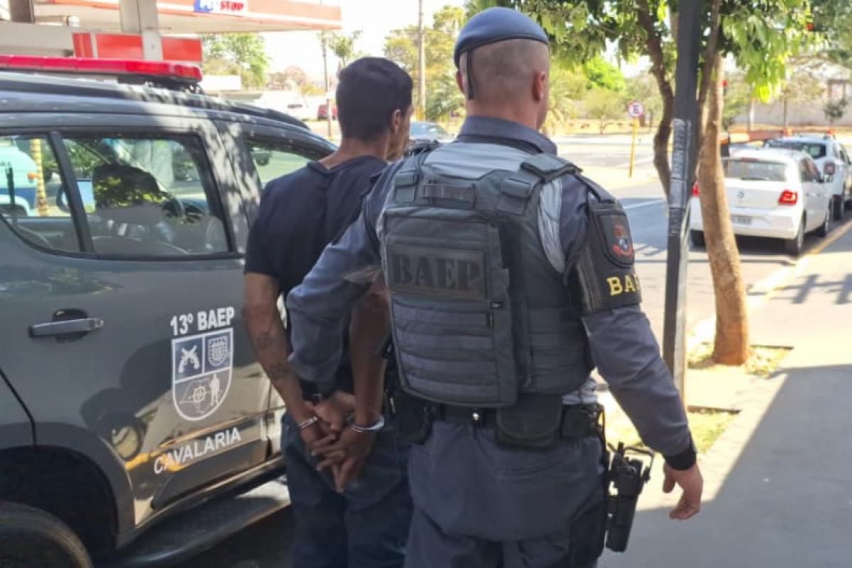 Policial conduzindo o preso ao Plantão Policial