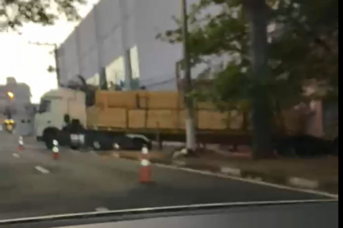 Veículo bloqueia acesso da Prestes Maia à João Batista Martins Ladeira e causa lentidão no caminho para a Via Expressa.