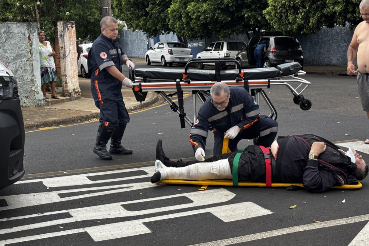 Momento em que Samu presta socorro à vítima 