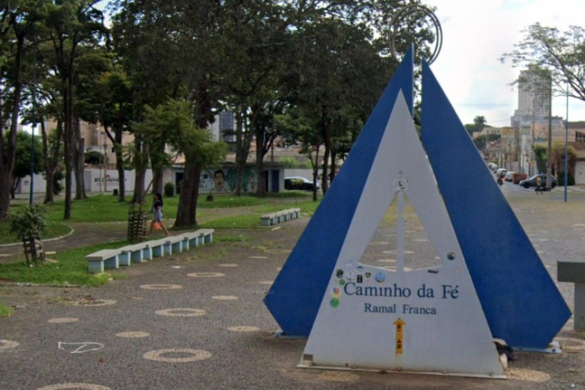 Marco zero do ramal do Caminho da Fé de Franca a Aparecida, na praça da Capelinha