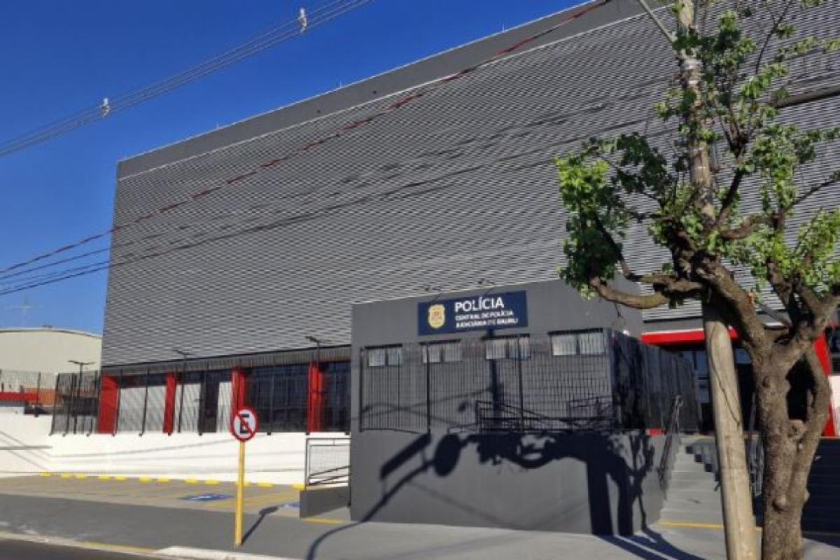 O suspeito foi conduzido ao plantão policial e autuado em flagrante por roubo qualificado