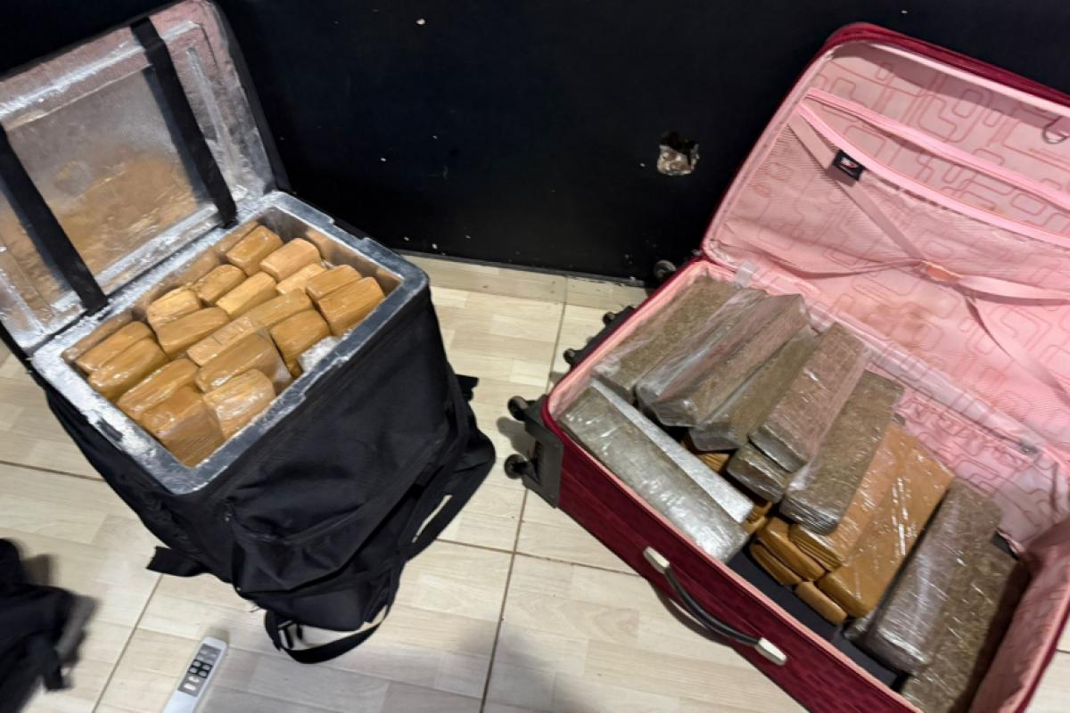 No total, foram apreendidos 54 tijolos de maconha, além de porções menores da droga