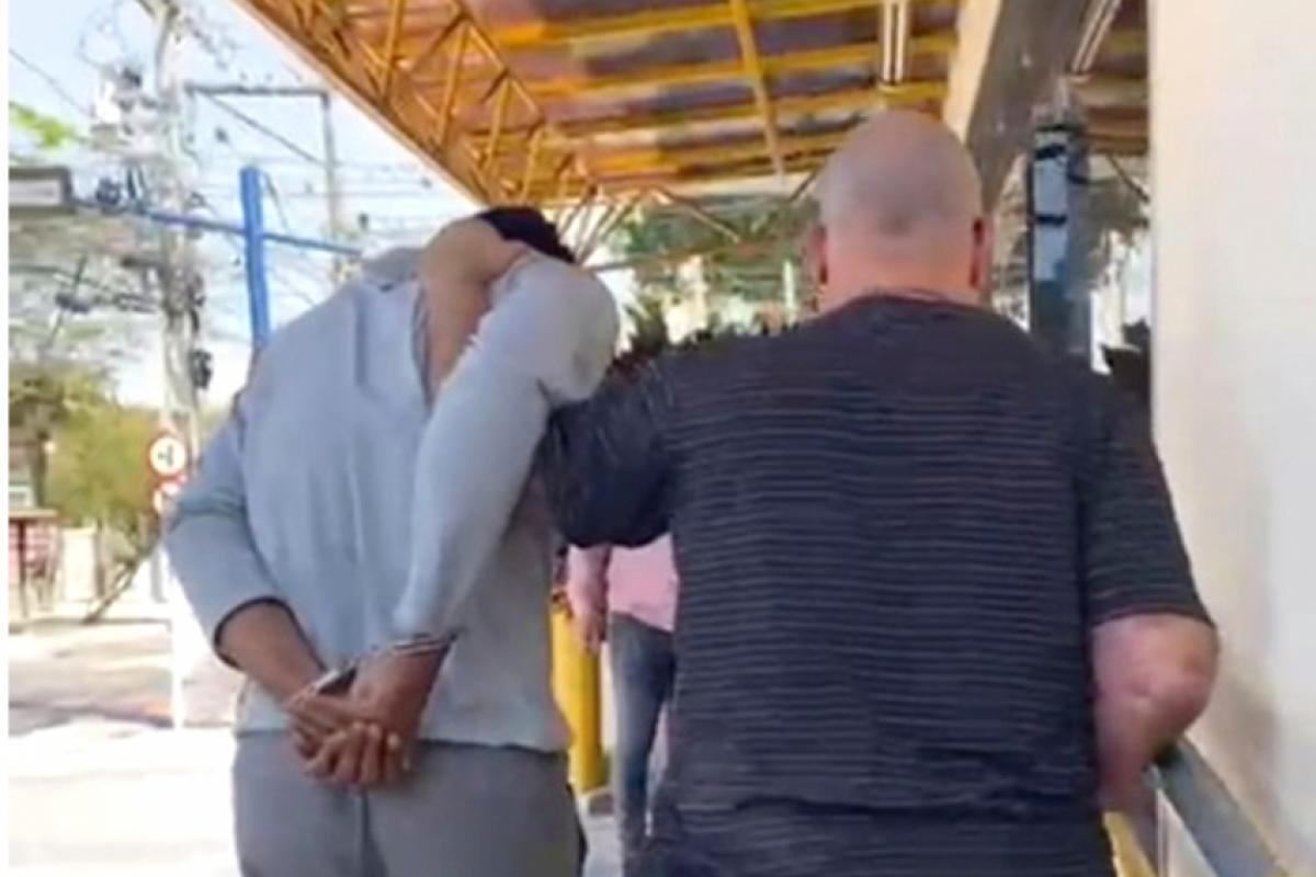 Após a prisão no trabalho, outros três vídeos da menina foram encontrados pela polícia, no celular do indivíduo. 