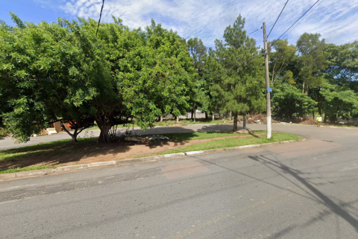 Homem sem identificação foi encontrado morto em córrego da Vila Lemos; Polícia Civil trata caso como homicídio.