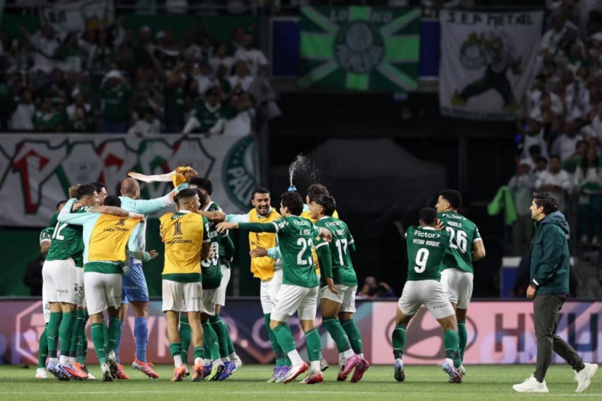 Jogadores do palmeiras comemoram passagem às semifinais da Libertadores