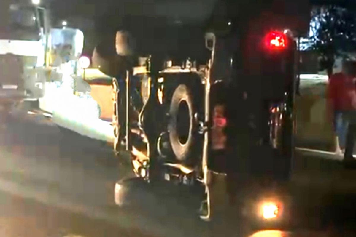 Com o impacto do bitrem, a caminhonete capotou várias vezes na rodovia.