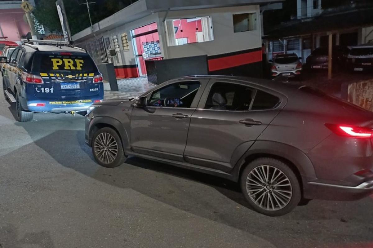 PRF recupera veículo roubado 