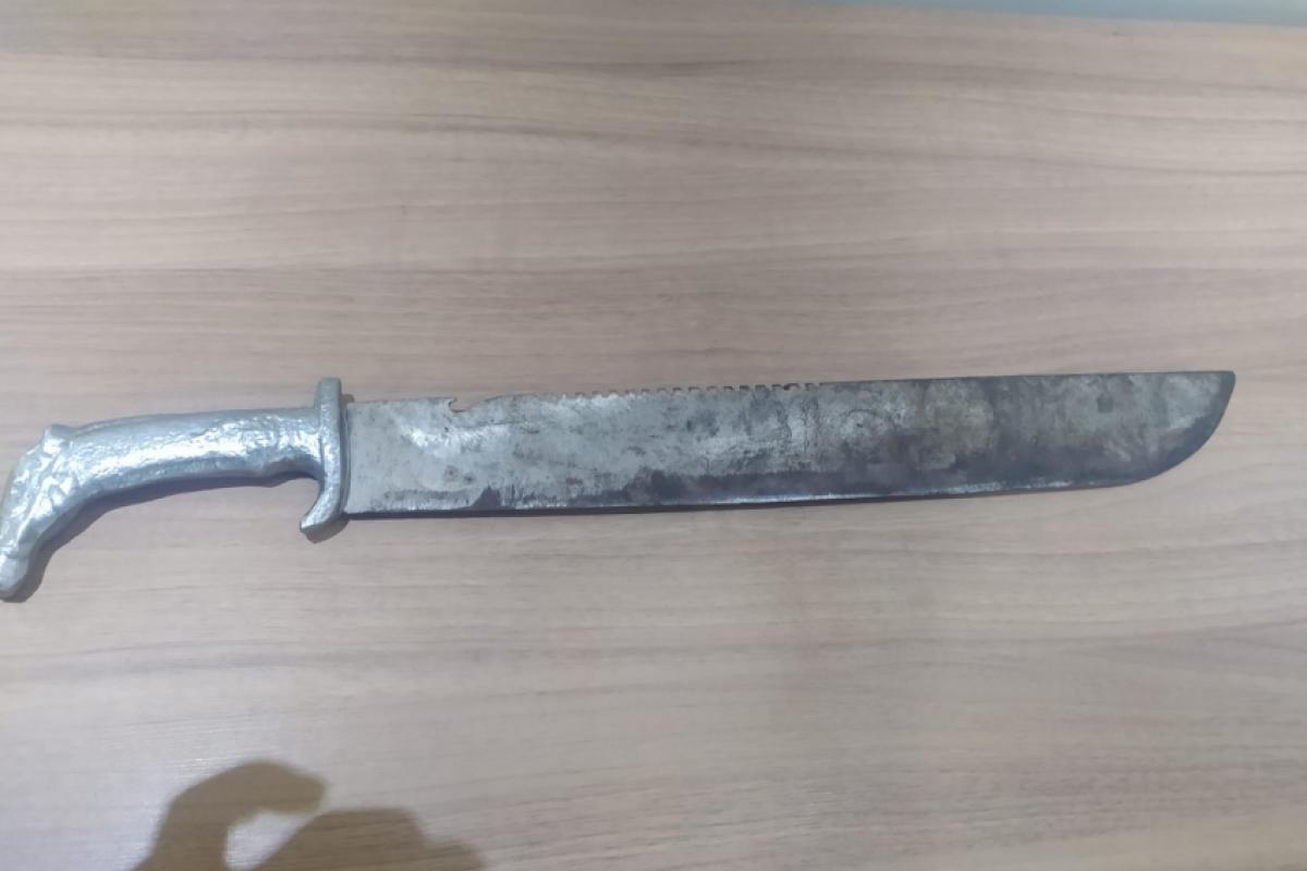 Faca utilizada na ameaça foi apreendida pela polícia 