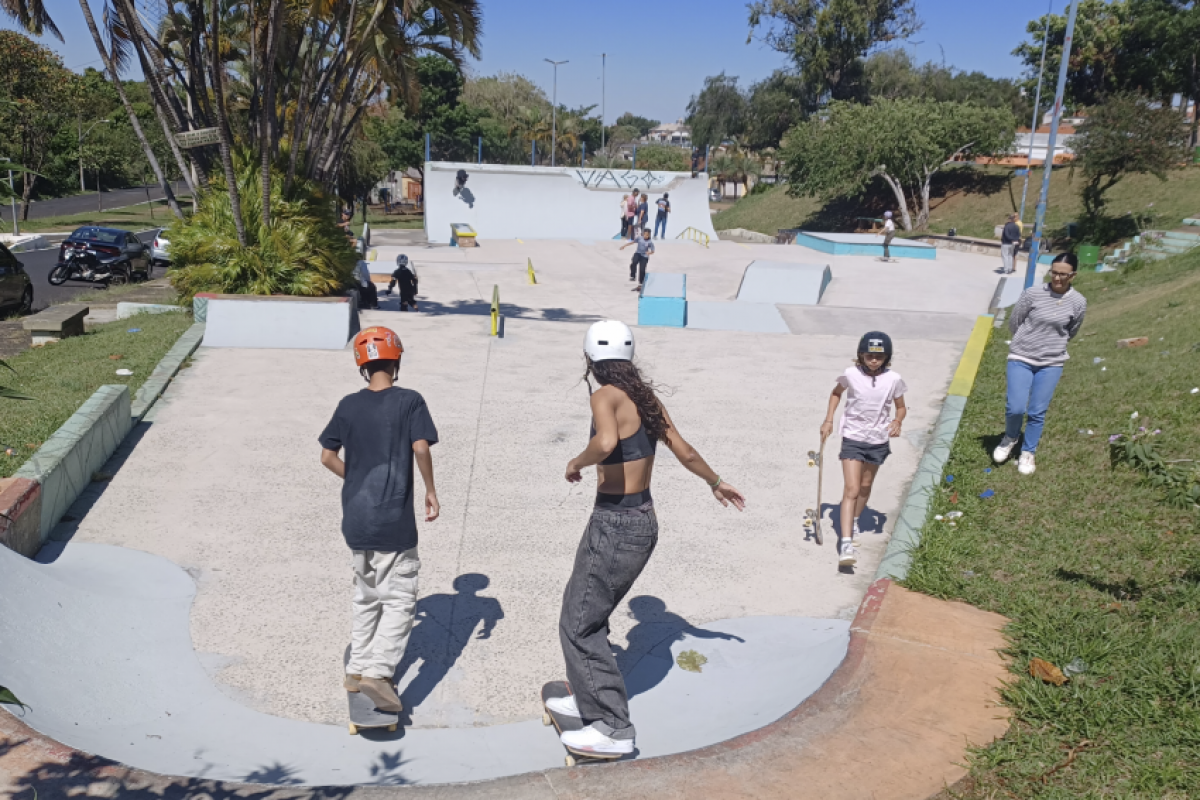 Skatistas treinando na praça Lázaro Alves de Oliveira, no Jardim Bueno, em Franca