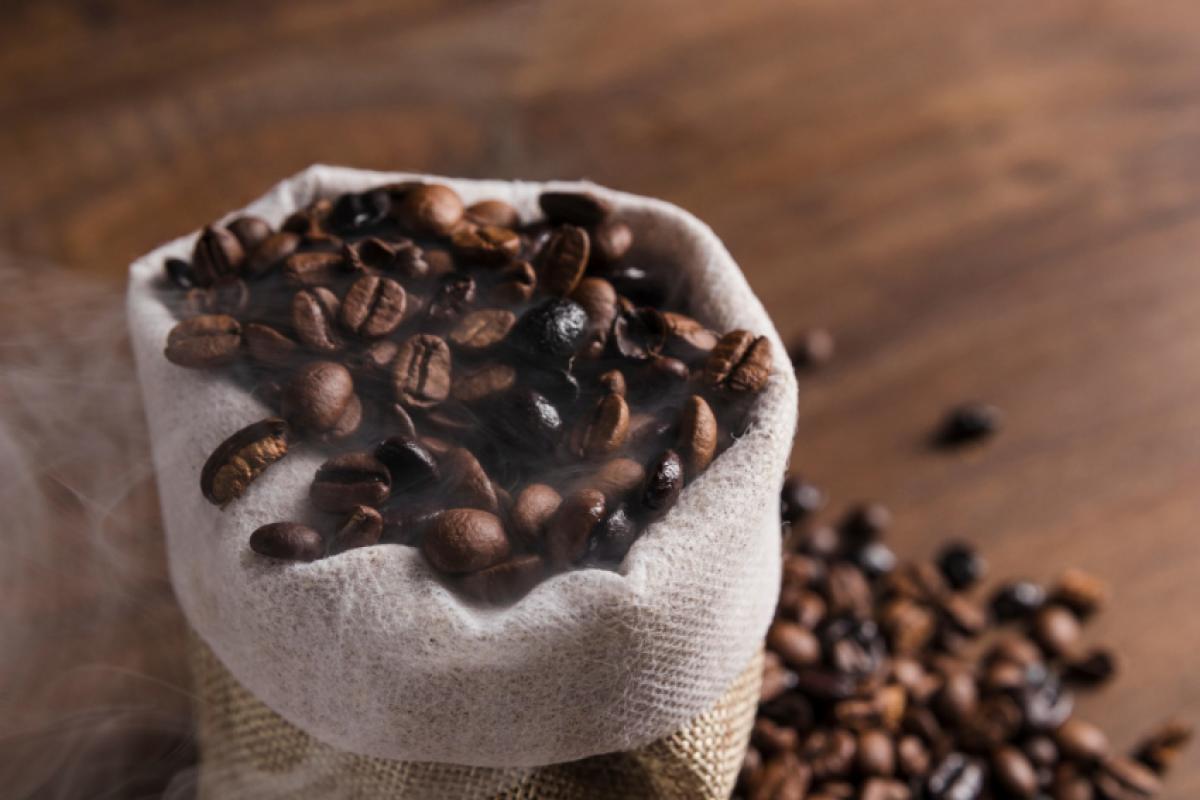 Clima favorável nas regiões produtoras de café fez com que os preços diminuíssem, segundo pesquisa