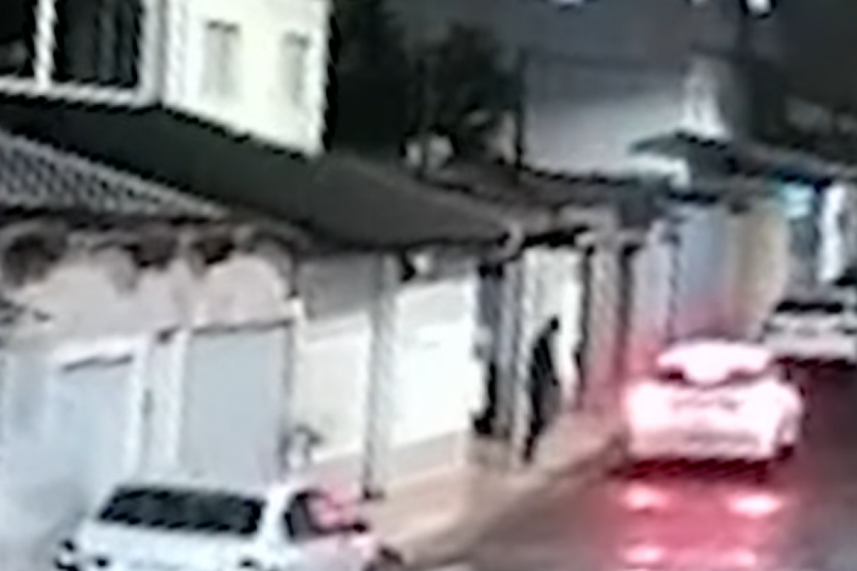 O bando fugiu com joias, relógios e outros bens.