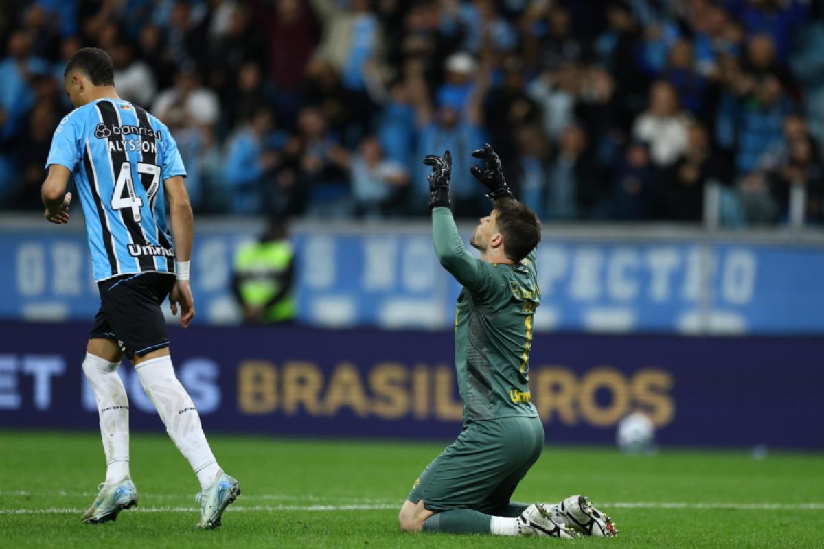 O goleiro Tiago Volpi salvou uma noite ruim dos atacantes do Grêmio