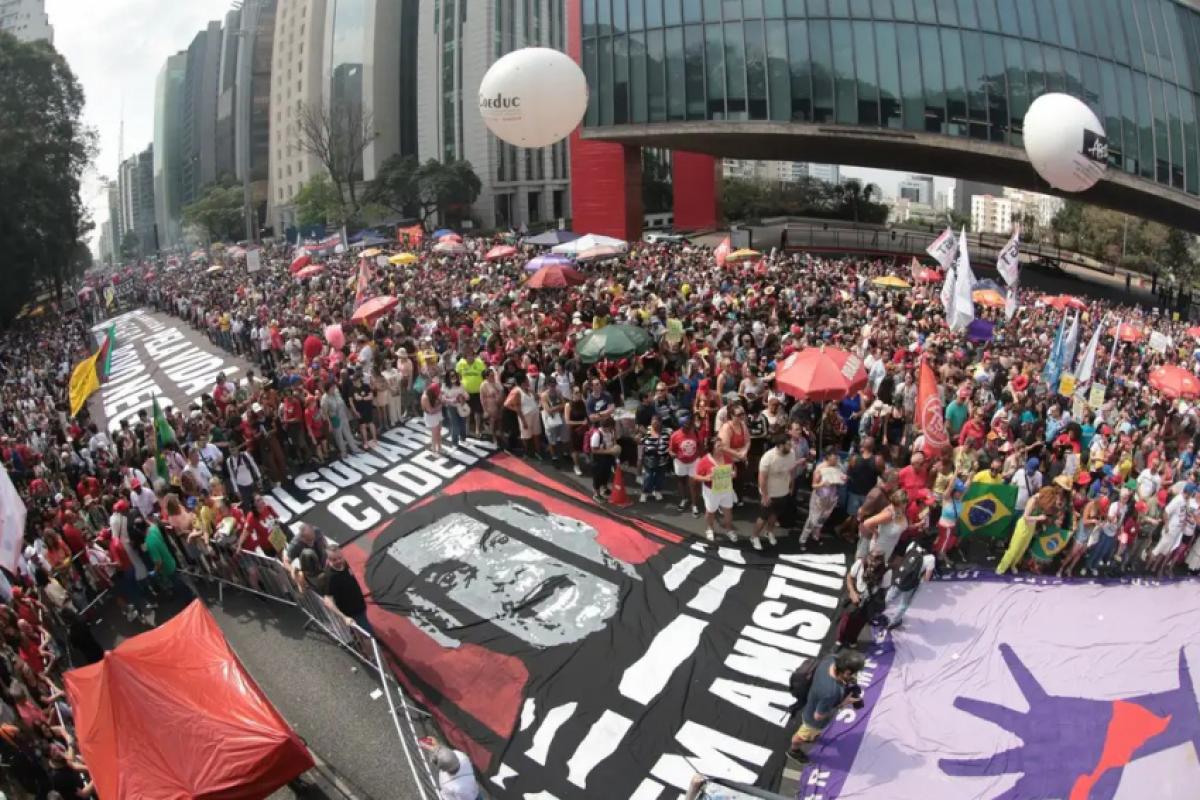 Manifestantes participam de ato contra a PEC da Anistia e da Blindagem, no MASP