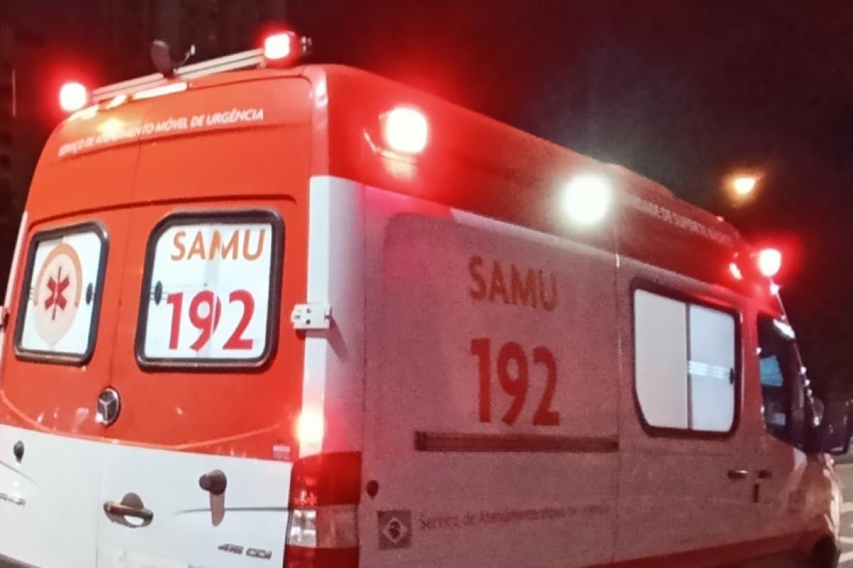 A vítima foi socorrida com o ombro deslocado para uma unidade de saúde.
