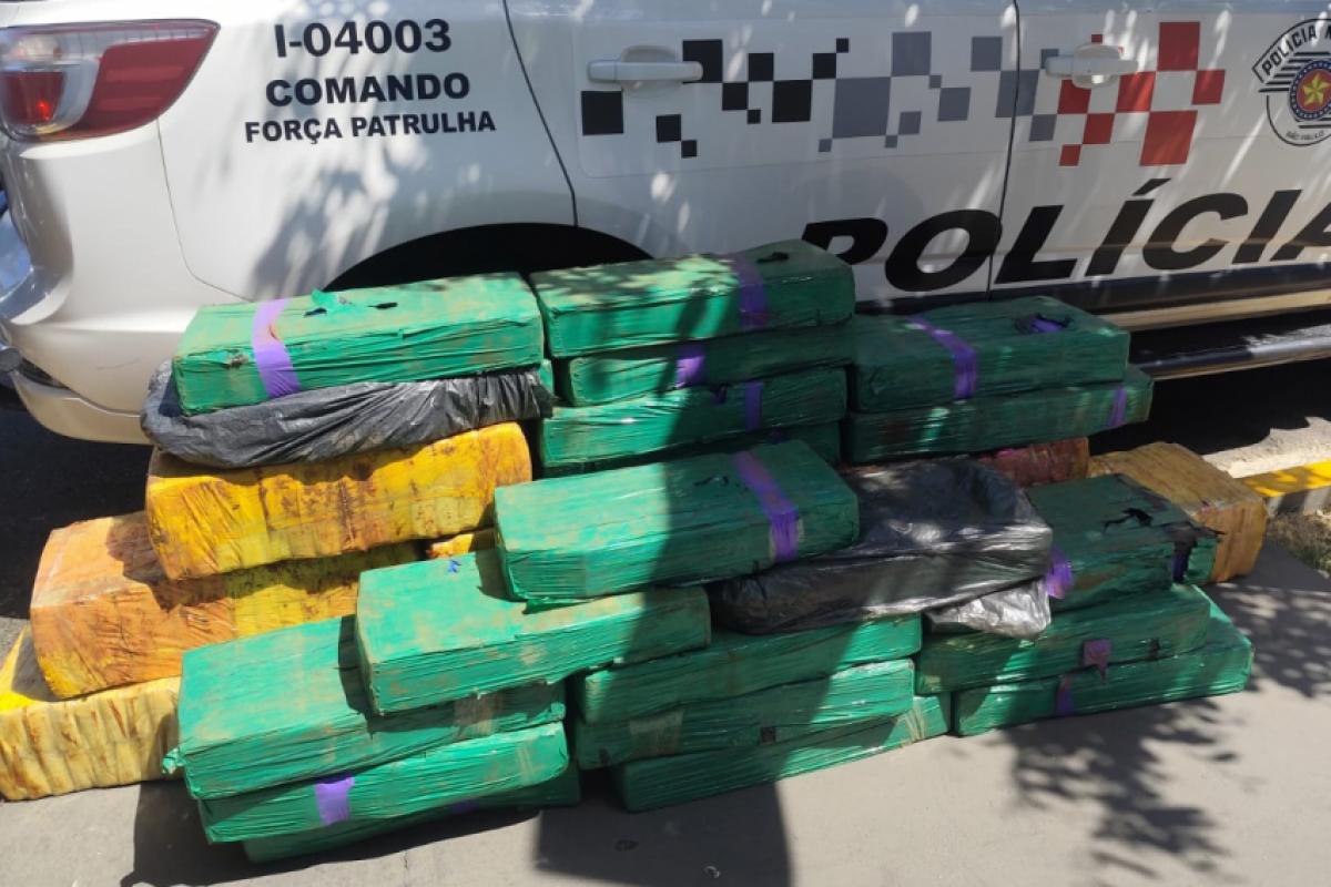 Além da droga, os dois veículos utilizados também foram apreendidos